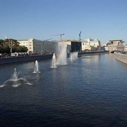 Russia: Moscow: Kadashevskaya embankment Москва. Кадашёвская набережная, Лужков мост и плавающие фонтаны на Водоотводном канале