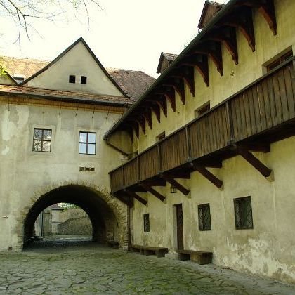 Slovensko: Okres Kežmarok: Červený Kláštor Словакия. Прешовский край. Район Кежмарок. Средневековый монастырь Червеный Клаштор на реке Дунаец. | Slovakia: Red...