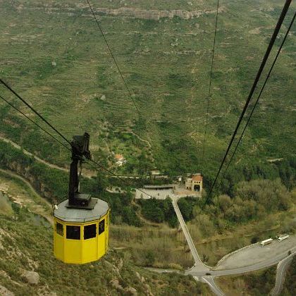 Cataluña: La muntanya de Montserrat: Aeri de Montserrat Испания: Каталония: Канатная дорога на гору и в аббатство Монтсеррат