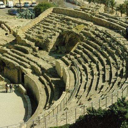 Tarragona: Amphitheatre from the Roman city of Tarraco Таррагона: Амфитеатр римского города Таррако, постройки второго века нашей эры