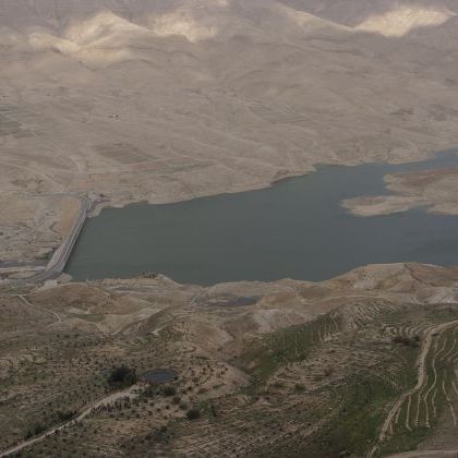 Jordan: The King's Highway & Wadi Mujib Примерно в часе езды от Крепости Эль-Карак на север в сторону Мадабы старый Королевский хайвей пересекает очень красивую...