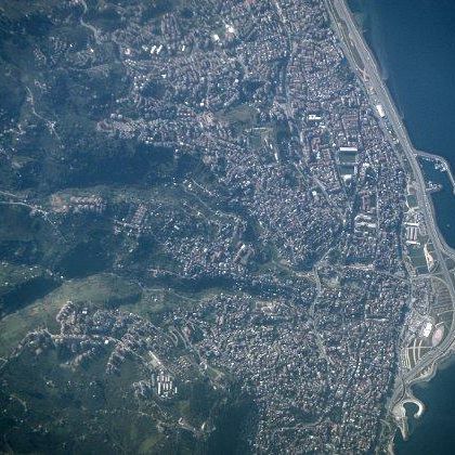 In flight: Black Sea: Turkish seaside Турецкий берег Чёрного моря из самолёта вблизи Трабзона