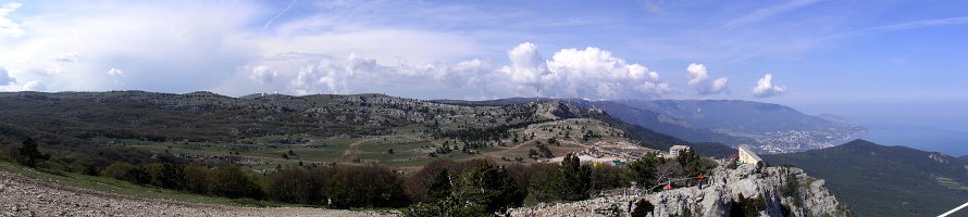 Ай Петринская яйла  Крым: Панорамный вид с горы Ай-Петри на Ай Петринскую яйлу. Справа видна верхняя станция канатной дороги и еще правее Ялта : Крым, Ай Петри, Горы, Panorama, Море, Crimea