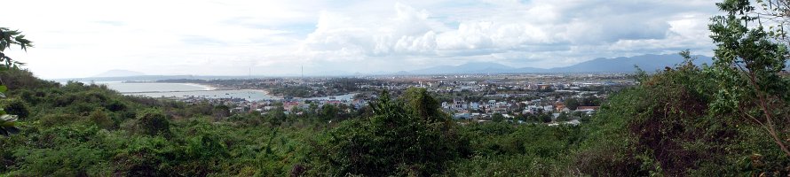 Phan Thiết panorama  Вьетнам: Панорама города Фантхьет со стороны чамских башен Posah-Inu : Việt Nam, Panorama