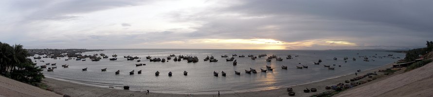 Mũi Né Harbor and fishing boats  Вьетнам: Биньтхуан: Панорама залива из рыбацкой деревни Муй Не : Việt Nam, Panorama, Море, Mũi Né