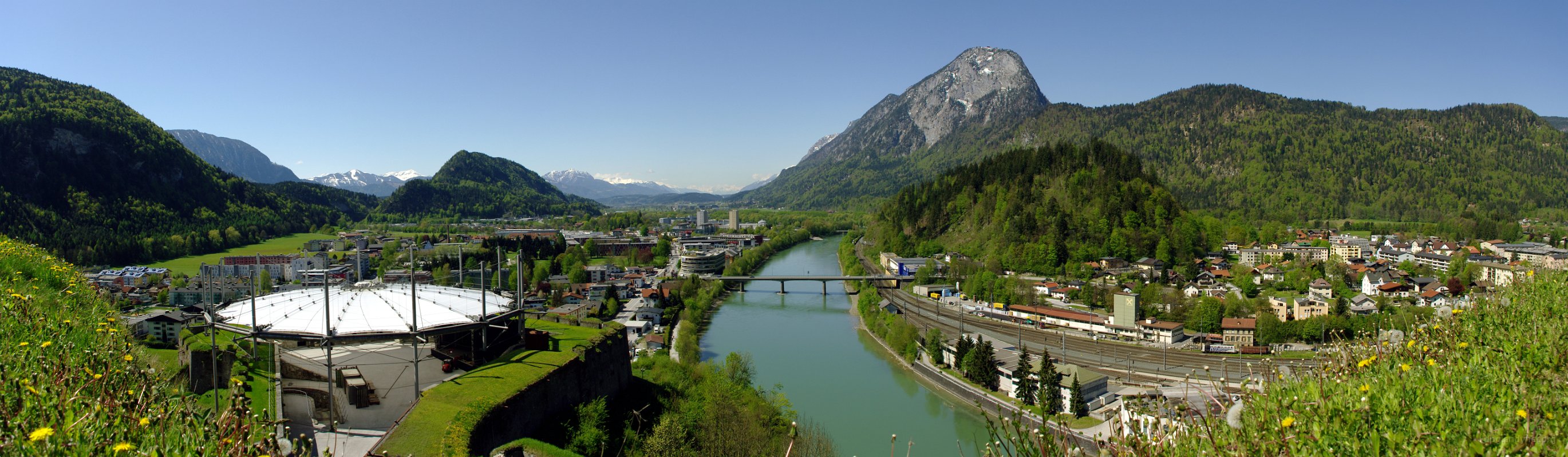 Blick von der Festung Kufstein über Inn  im Hintergrund der Pendling