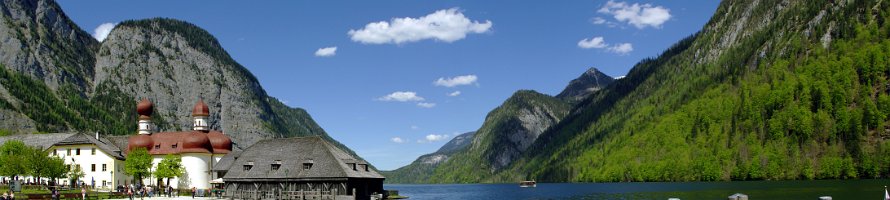 Königssee mit der Kirche St. Bartholomä  Oberbayern: Panoramabild Königssee mit der Kirche St. Bartholomä  Верхняя Бавария: Панорама озера Кёнигзее с церковью Святого Варфоломея с лодочного пирса : Panorama, Deutschland, Germany, Bavaria, Горы, Lake