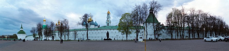 Панорама Троице-Сергиевой Лавры с Красногорской площади  В центре у стены - памятник Сергию Радонежскому : Россия, Сергиев Посад, Temple, Kremlin, Panorama